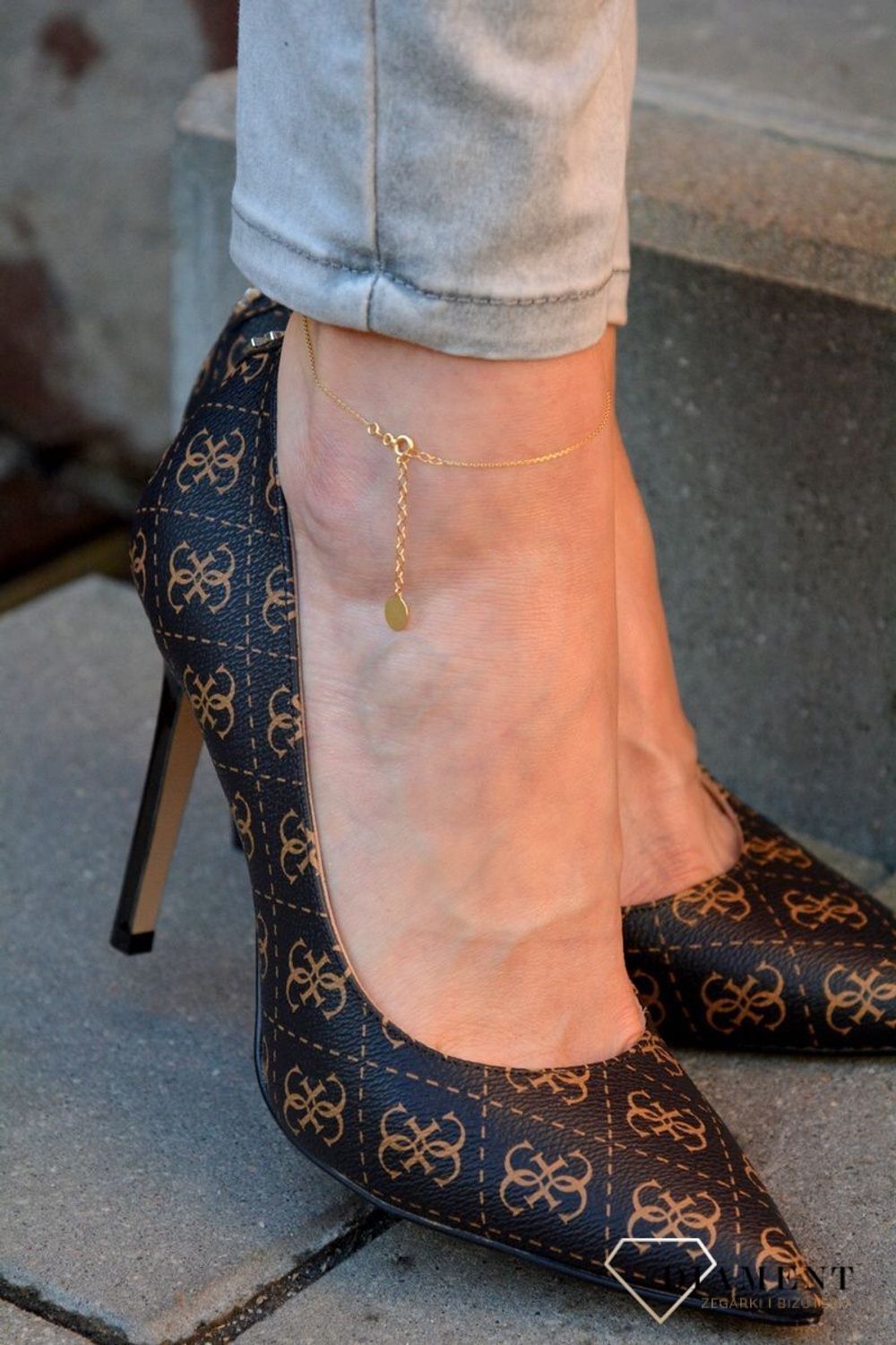 Złota bransoletka na nogę zakończona okrągłą blaszką BR 4629.jpg